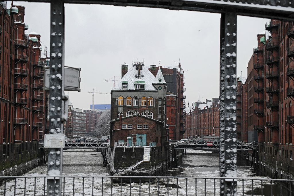 Die Hamburger Speicherstadt mit dem Wasserschlößchen im Winter bei Eis und Schnee