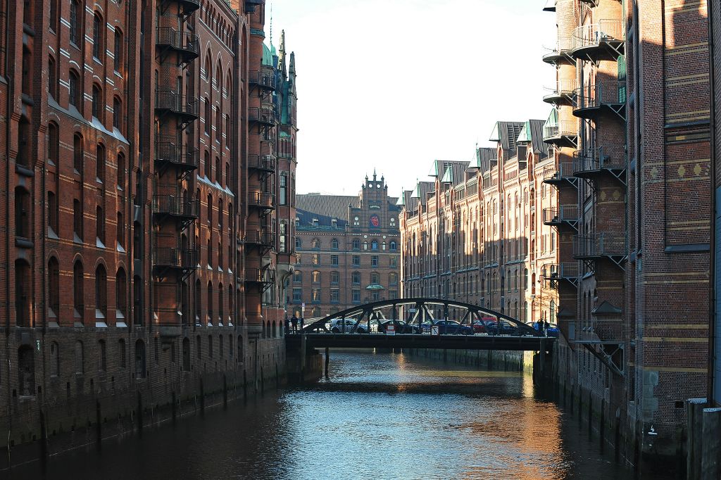 Die Hamburger Speicherstadt, historischer Lagerhaeuser mit Fleet.