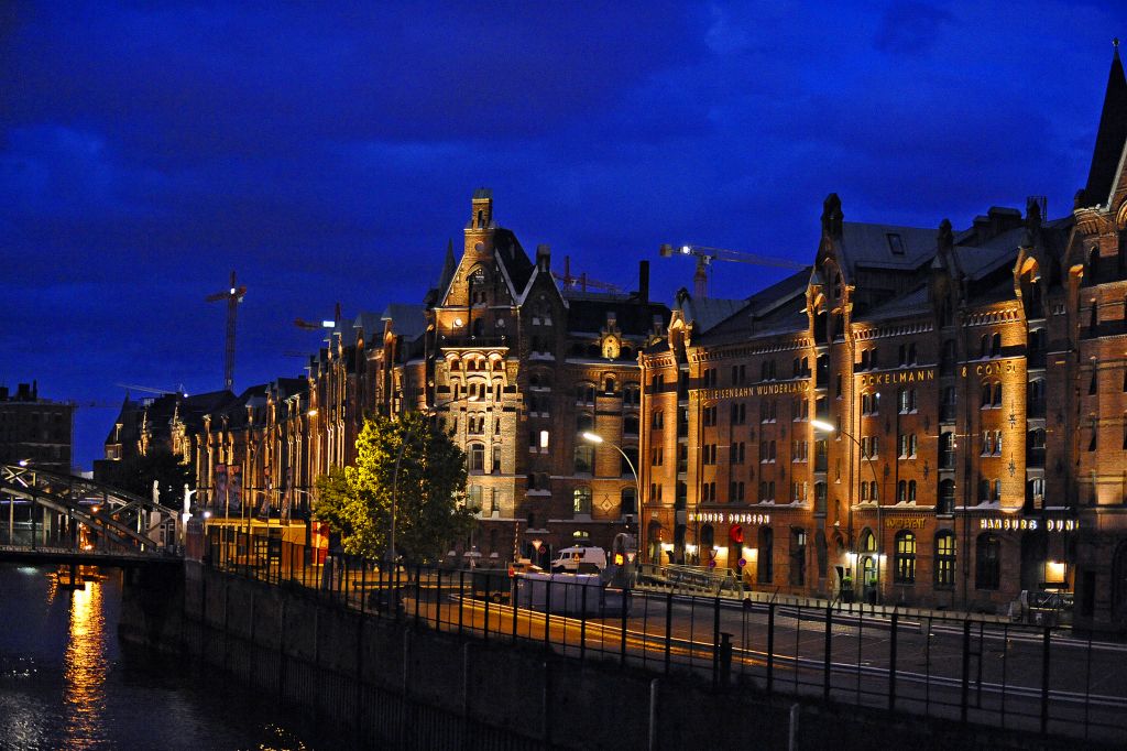 Hamburg bei Nacht, die historische Speicherstadt