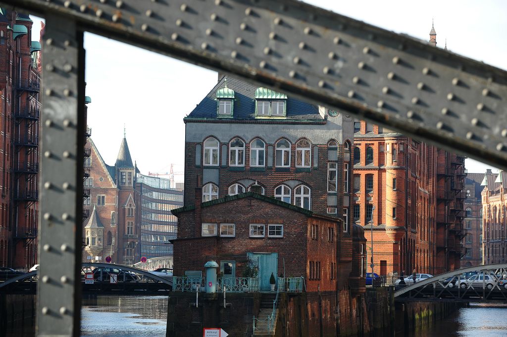 Die Hamburger Speicherstadt. Blick durch die Wandrahmbruecke auf das so genannte Wasserschloesschen.