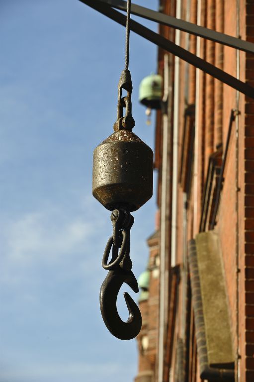 Die Hamburger Speicherstadt, Kranhaken der Lastenwinde.