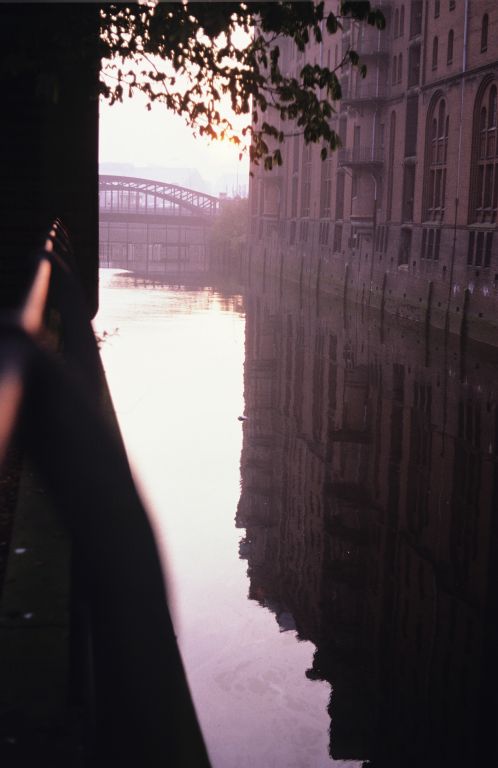 Hamburg | Historische Hamburger Speicherstadt | Fleet mit Spiegelbild, Morgen, Dunst, Brücke