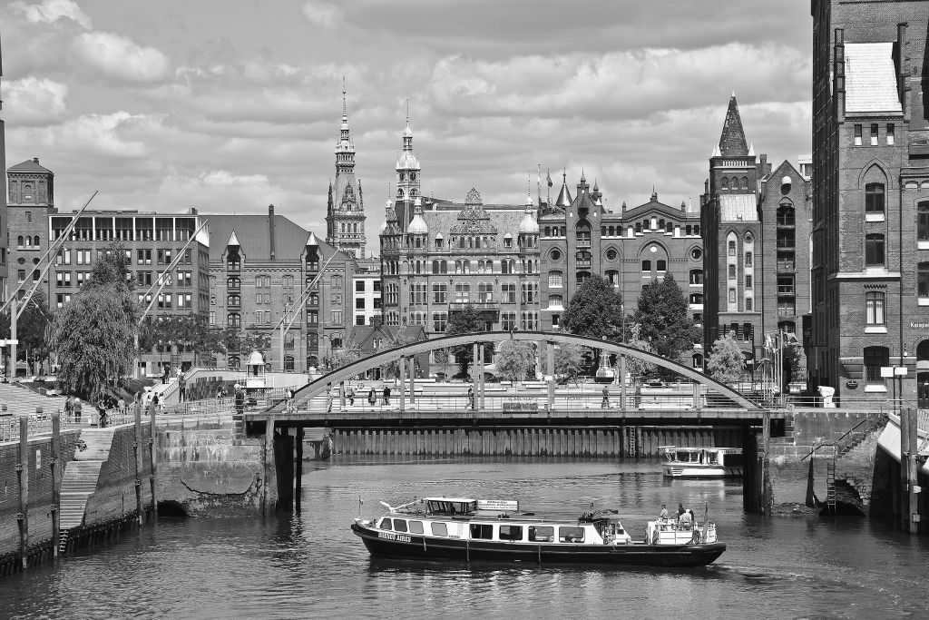 Magdeburger Hafen mit Barkasse, hinten Speicherstadt und Rathausturm in schwarzweiss